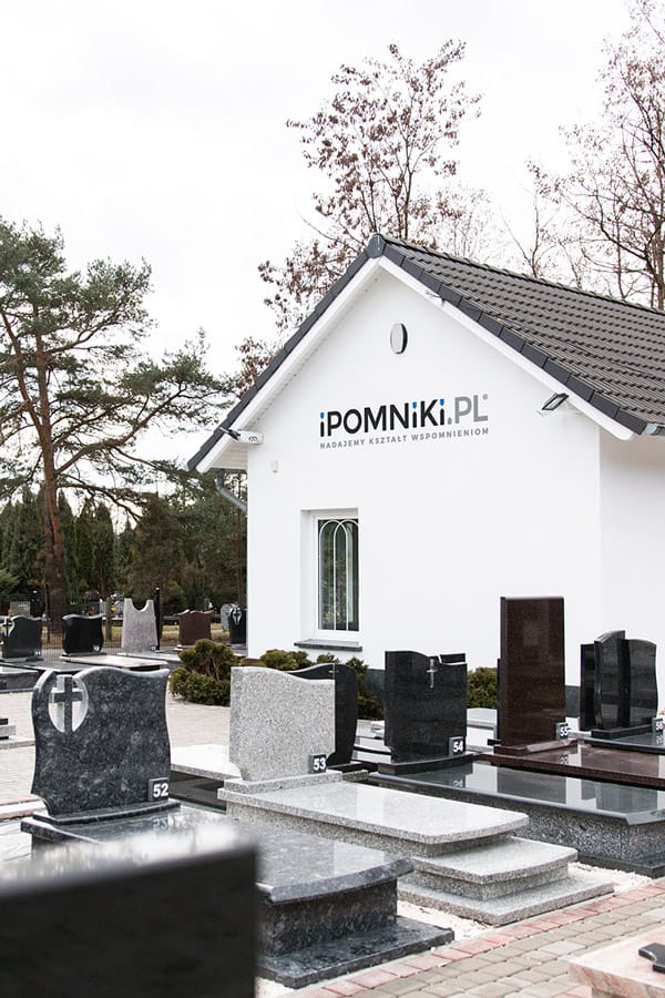 Wystawa ipomniki.pl w Opolu — budynek salonu z ekspozycją pomników