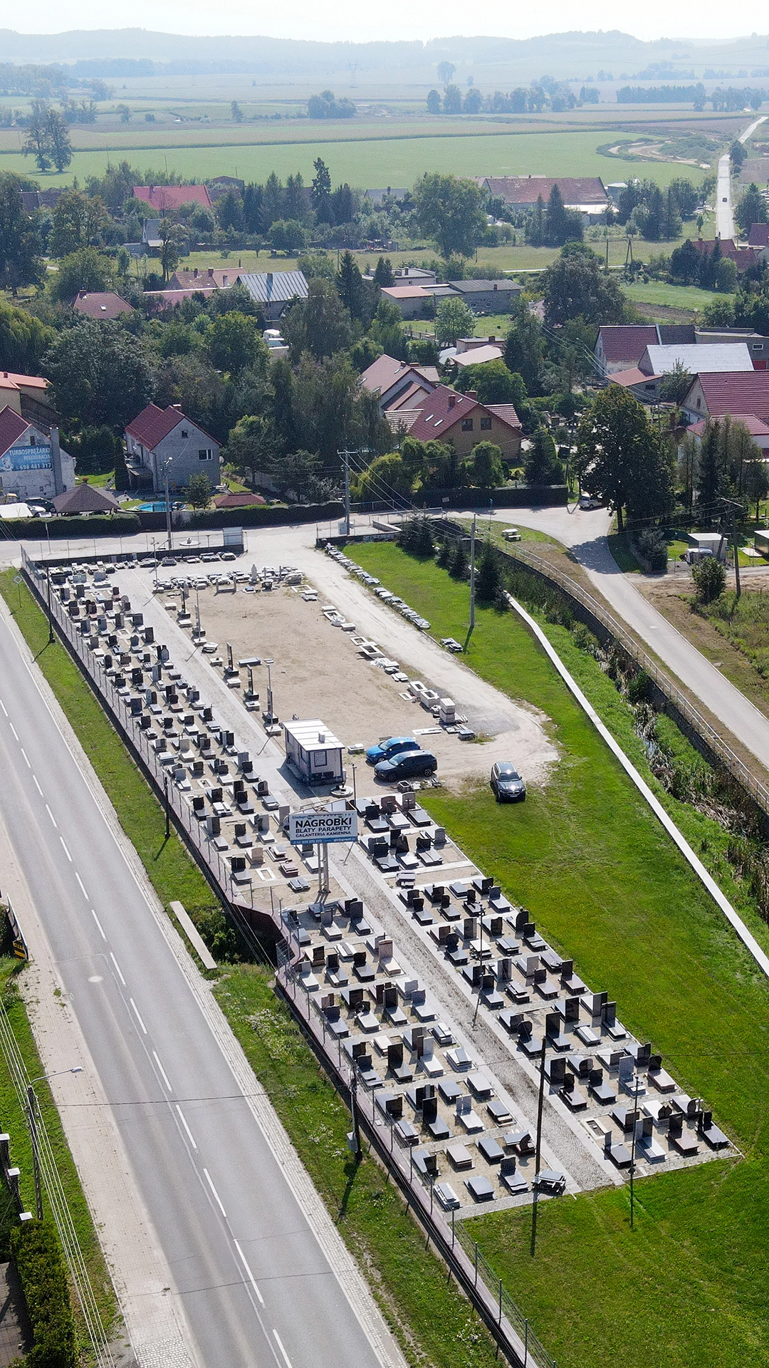 Ekspozycja pomników ipomniki.pl w Piławie Dolnej — widok z lotu ptaka