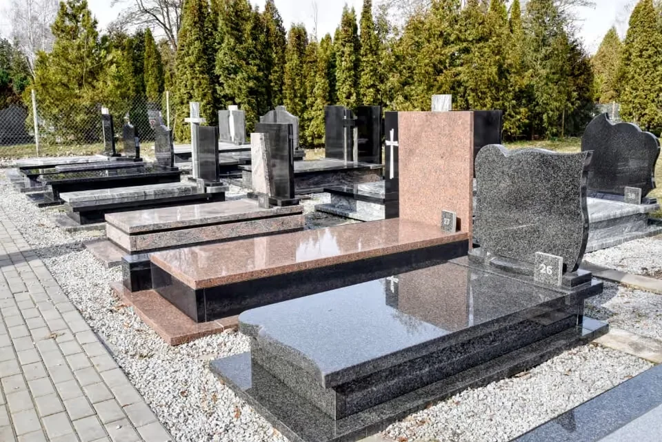Wystawa ipomniki.pl Skaleń w Opolu — nagrobki granitowe na placu wystawowym