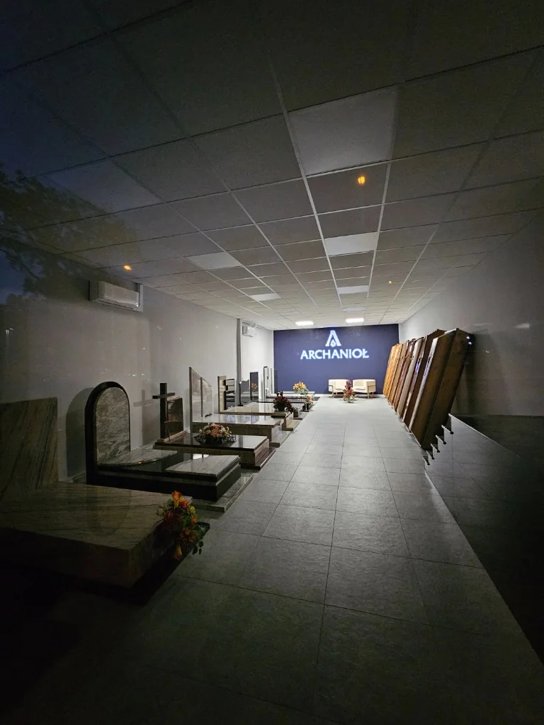 Wystawa ipomniki.pl we Wrocławiu — sala ekspozycyjna nagrobków granitowych