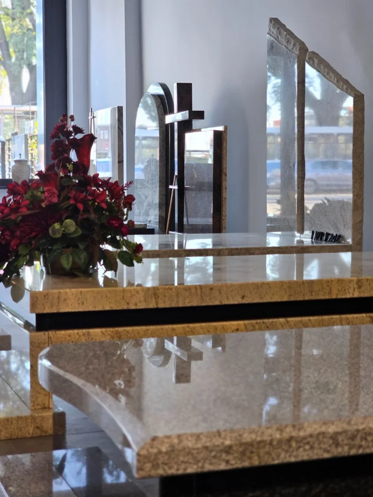Wystawa ipomniki.pl we Wrocławiu — detale wykonania nagrobków i poler kamienia
