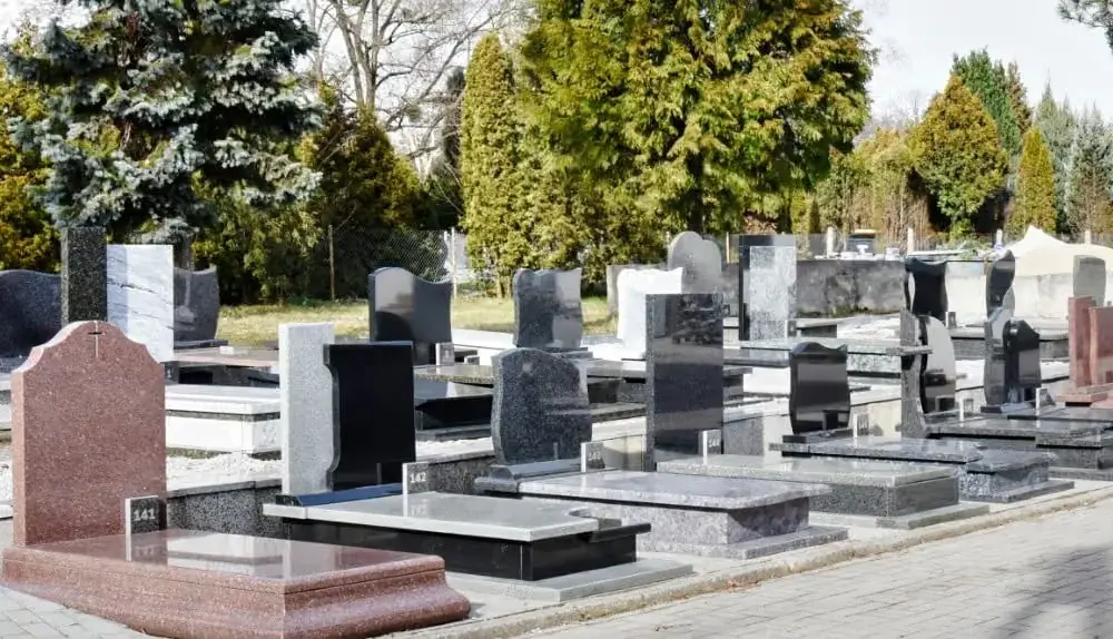 Wystawa gotowych pomników nagrobnych z granitu